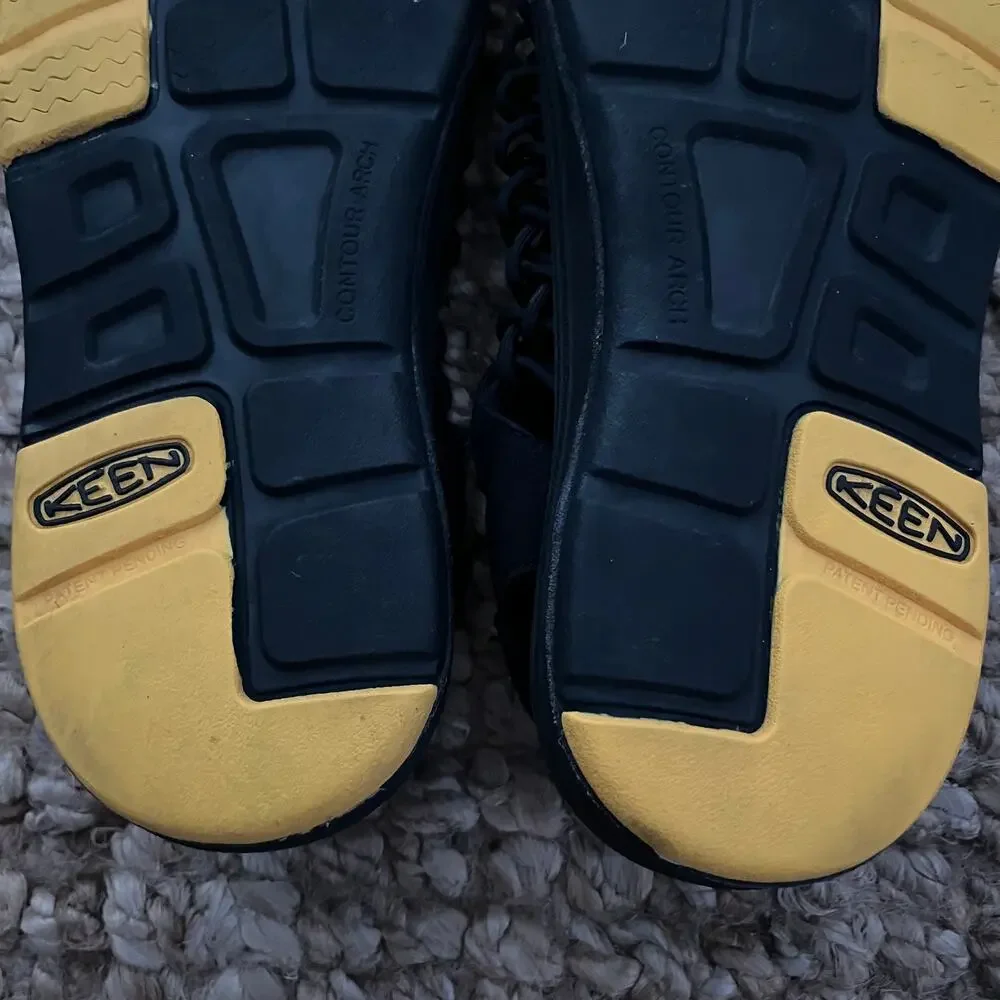 KEEN UNEEK Men’s 9.5 Black Yellow Cord Sandals Outdoor Water Shoes EU 42.5